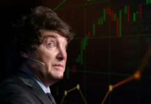 Escándalo en redes: Javier Milei promocionó una criptomoneda y desató una ola de críticas Escándalo en redes: Javier Milei promocionó una criptomoneda y desató una ola de críticas El presidente Javier Milei generó un fuerte revuelo este viernes al publicar en sus redes sociales un mensaje promocionando el token $LIBRA, una criptomoneda vinculada a un proyecto denominado Viva La Libertad Project. Su publicación desató una ola de especulaciones, controversia política y dudas en el ámbito financiero. El impacto de la promoción de Milei El anuncio del mandatario provocó un rápido ascenso en el valor del token, que alcanzó los 4,97 dólares, pero poco después sufrió una caída abrupta hasta los 0,99 dólares, dejando en evidencia su alta volatilidad. La inesperada publicación generó especulaciones sobre un posible hackeo de su cuenta, pero la diputada de La Libertad Avanza, Lilia Lemoine, descartó esa posibilidad y confirmó que el posteo era legítimo: "No hubo hackeo". Además, surgieron sospechas sobre el origen del proyecto. Según expertos en criptomonedas, $LIBRA está vinculado a una empresa llamada Kip Network, cuya página oficial solo proporciona un correo de Gmail como contacto, lo que incrementó las sospechas sobre su fiabilidad. Comparaciones con el caso Trump y riesgo de fraude El episodio fue comparado con el caso de Donald Trump, quien en enero lanzó su propia criptomoneda basada en la red Solana. En ese caso, la moneda tuvo un rápido crecimiento, pero luego sufrió una caída del 80%, dejando grandes pérdidas a los inversores. Especialistas en finanzas advirtieron que este tipo de proyectos suelen carecer de respaldo sólido y pueden ser una estrategia de "pump and dump", una práctica donde el precio de un activo se infla artificialmente para luego colapsar repentinamente, perjudicando a quienes invirtieron tarde. Según analistas, tres billeteras concentran más del 80% de los tokens de $LIBRA, lo que refuerza la sospecha de manipulación de precios y un posible "rug pull", término usado para describir esquemas en los que los creadores retiran los fondos de golpe, dejando a los inversores sin posibilidad de recuperar su dinero. Denuncias y repercusiones políticas El anuncio no solo generó malestar en la comunidad cripto, sino que también desató un escándalo político. Desde la oposición, varios dirigentes exigieron explicaciones y anticiparon acciones judiciales contra Milei por una posible violación de la Ley de Ética Pública. El economista liberal Carlos Maslatón fue uno de los primeros en denunciarlo: "Es oficial, no hay hackeo. Milei involucrado directamente en un fraude criptográfico. Ha traspasado todos los límites morales". Por su parte, el diputado Esteban Paulón reclamó que el jefe de Gabinete, Guillermo Francos, brinde explicaciones al Congreso sobre la promoción presidencial de un activo financiero privado. Incluso, el propio Fernando Cerimedo, asesor del Gobierno, cuestionó la publicación y deslizó que alguien dentro del entorno presidencial podría haber convencido a Milei de hacer el anuncio sin medir las consecuencias: "Al que dijo que era una idea copada, que vaya buscando rincón del mundo donde esconderse". ¿Fraude financiero o una apuesta fallida? El futuro de $LIBRA sigue siendo incierto, pero las críticas no cesan. Desde especialistas en criptomonedas hasta dirigentes políticos de distintas vertientes advierten sobre los riesgos de que un presidente promocione un activo financiero sin regulación. Mientras tanto, el episodio dejó en evidencia la falta de controles y transparencia en el ecosistema cripto, donde los grandes movimientos de mercado pueden generarse con un simple tuit presidencial.